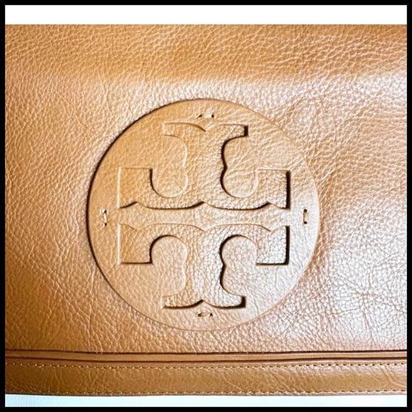 Tory Burch Reva Clutch in Tan Leather & Gold. - Picture 7 of 10